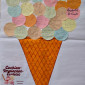 Gro&szlig;e Zeichnung einer Eist&uuml;te mit orangefarbenem Waffelmuster, auf der zahlreiche bunte, kreisrunde Zettel als Eiskugeln angeordnet sind. Auf den Zetteln stehen handschriftliche Notizen. Rechts oben befindet sich ein gr&ouml;&szlig;erer, rosafarbener Kreis mit der Aufschrift 'Geduld & Frust'. Unten links ist ein Plakat mit der &Uuml;berschrift 'Cochlea-Implantat-Eisdiele' und weiteren kleineren Texten sowie einer gezeichneten Eisschale mit mehreren Kugeln zu sehen.