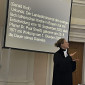 Pfarrerin Sonja Simonsen dolmetscht in die Deutsche Gebärdensprache