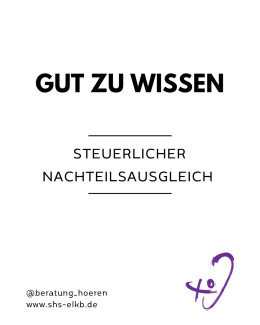 Zentriert gesetzter Text mit der Überschrift 'GUT ZU WISSEN' in fetter Schrift. Darunter steht, durch zwei horizontale Linien abgetrennt, der Text 'STEUERLICHER NACHTEILSAUSGLEICH'. Unten links befinden sich die Angaben '@beratung_hoeren' und 'www.shs-elkb.de'. In der rechten unteren Ecke ist ein lilafarbenes grafisches Element mit einer stilisierten Ohrform und einem Kreuz.