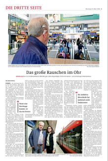 Zeitungsartikel: „Das große Rauschen im Ohr“ Bericht über fehlende Barrierefreiheit für hörgeschädigte Menschen an Bahnhöfen. Bilder: Ein Mann mit Hörgerät blickt in eine volle Bahnhofshalle; ein zweites Foto zeigt ihn mit einer Begleiterin an einem Bahnsteig. Kernaussage: Akustische Durchsagen und fehlende Technik (z. B. defekte Induktionsschleifen) erschweren die Orientierung für Millionen Betroffene. Es wird mehr Sensibilität für „unsichtbare“ Behinderungen gefordert.