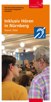Titelseite des Flyers „Inklusiv Hören in Nürnberg“, Stand 2026, herausgegeben vom Sozialamt der Stadt Nürnberg. Zu sehen sind zwei Personen mit Hörsystemen, die in einem Veranstaltungsraum auf eine Präsentation blicken. Rechts oben befindet sich das internationale Symbol für eine induktive Höranlage.